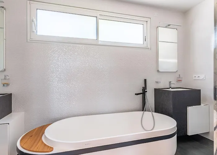 Indigo-vue Et Piscine Chauffee By Interhome